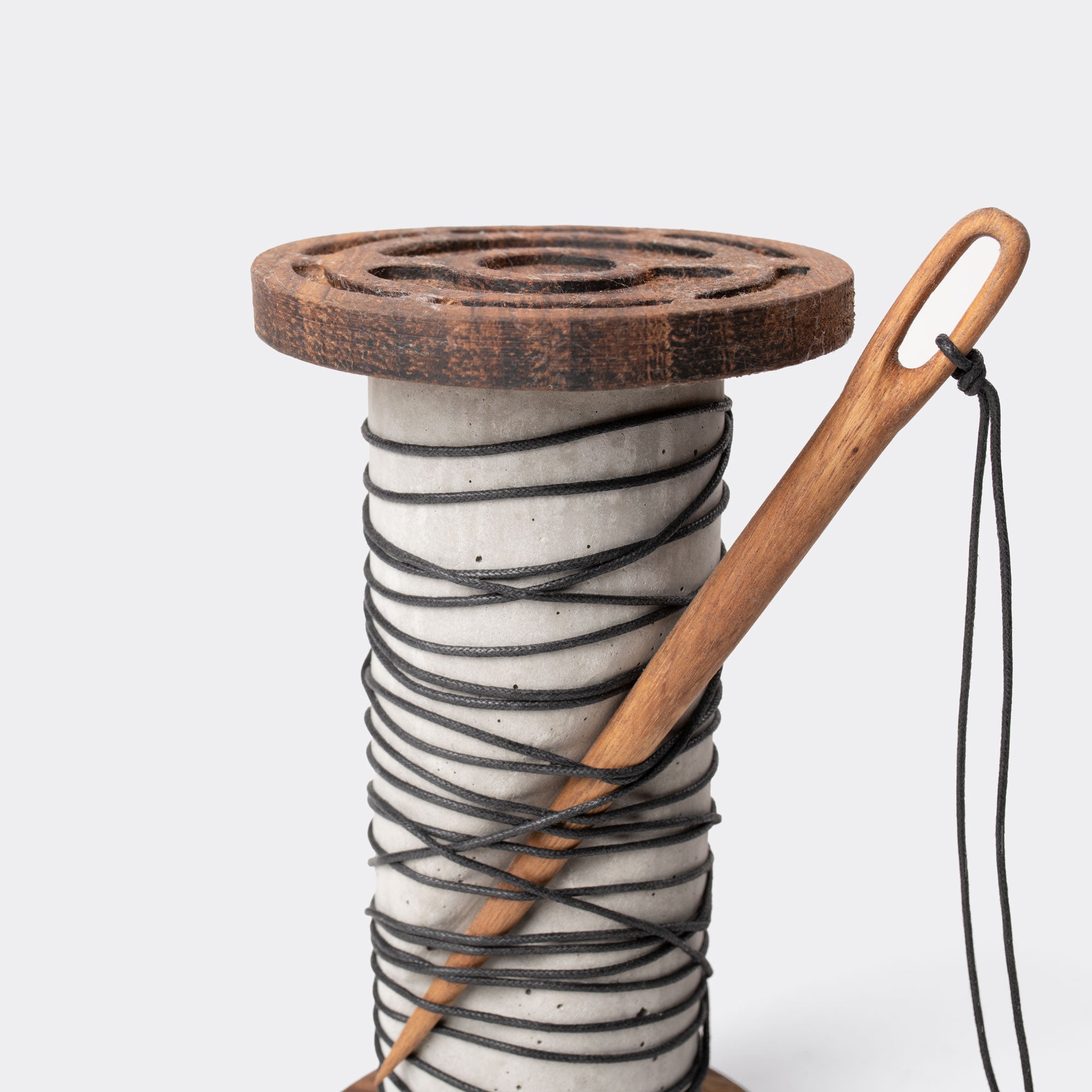 Carrete De Hilo Y Aguja de Concreto 22 cm